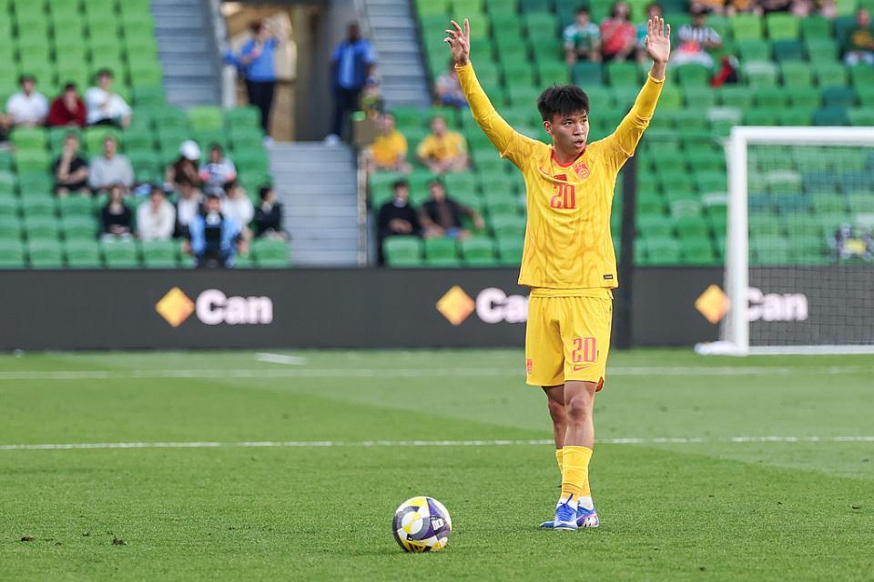 硬仗又迷失！王钰栋0次过人+15次丢球权 4脚离谱失误遭批：快留洋