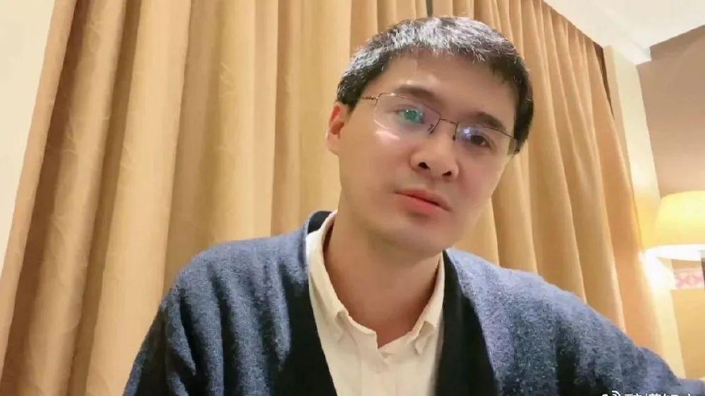 米兰体育官方入口-罗翔：如果一个人突然努力工作，业余时间开始学习，不再参加社交活动，那么，身边的人可能不仅不会帮他，还会拉他下来，原因就一个！